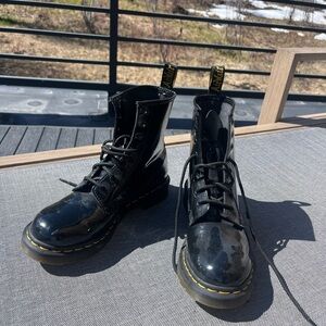Dr Martens - 1460 WOMEN'S PATENT LEATHER LACE UP BOOTS